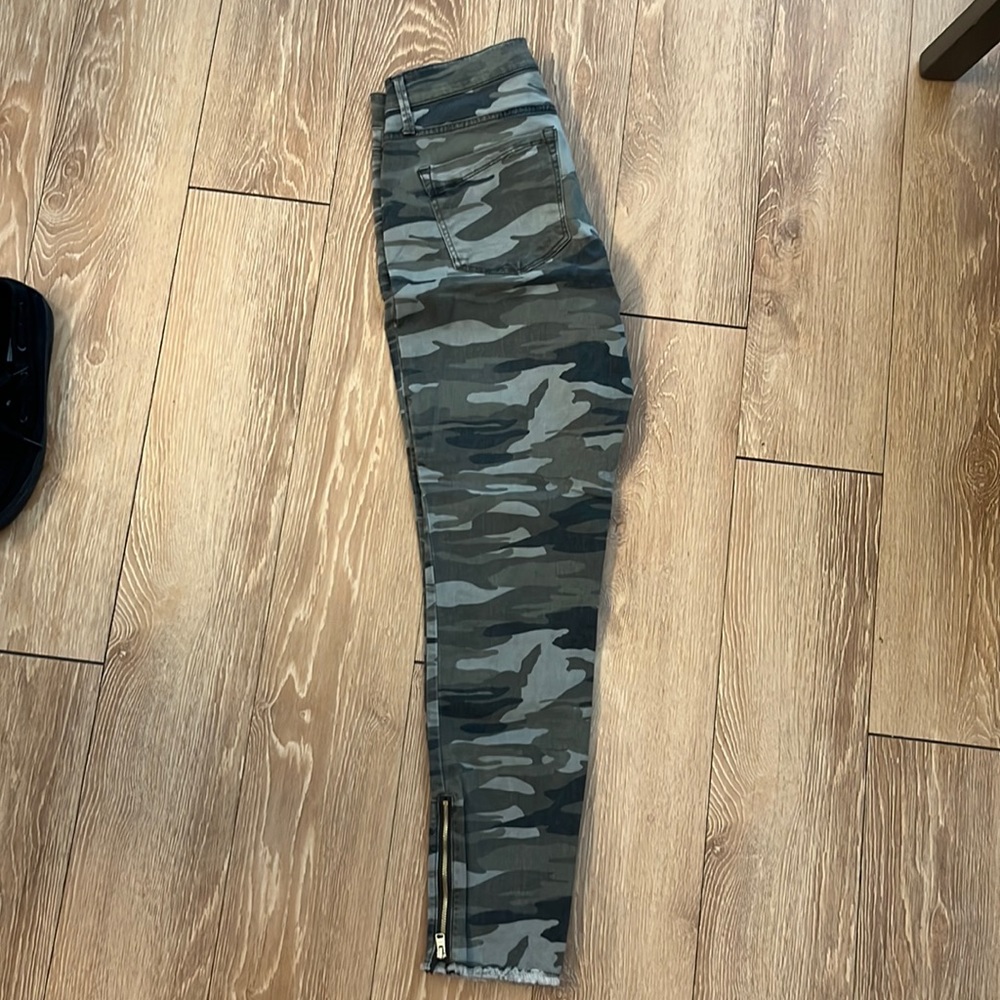 Like new express camo skinny jeans size 6